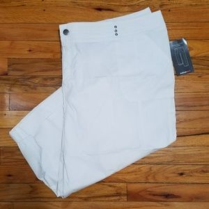 Avenue White Rolled Cuff Capri Size 28W